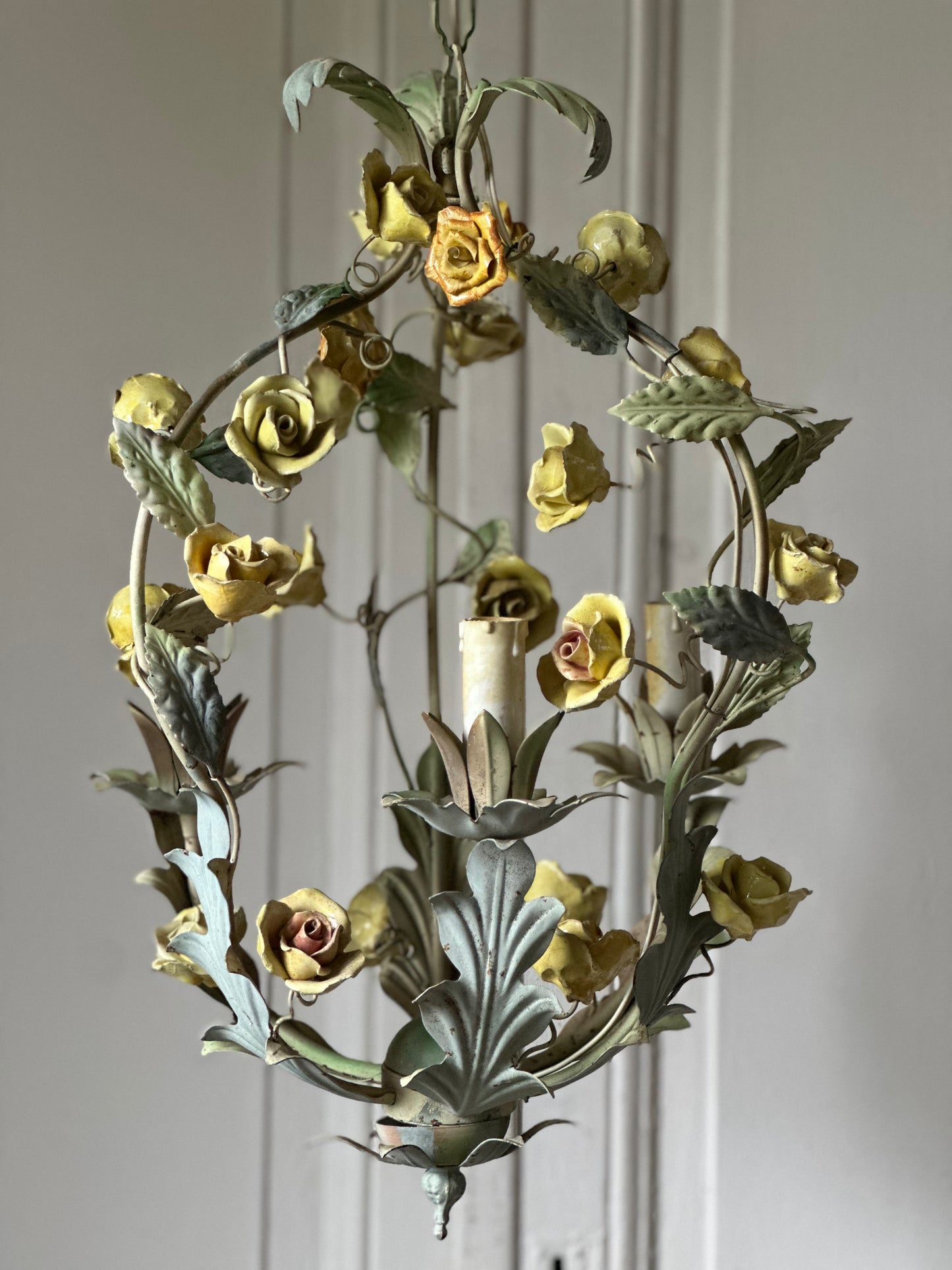 Lustre aux roses jaunes