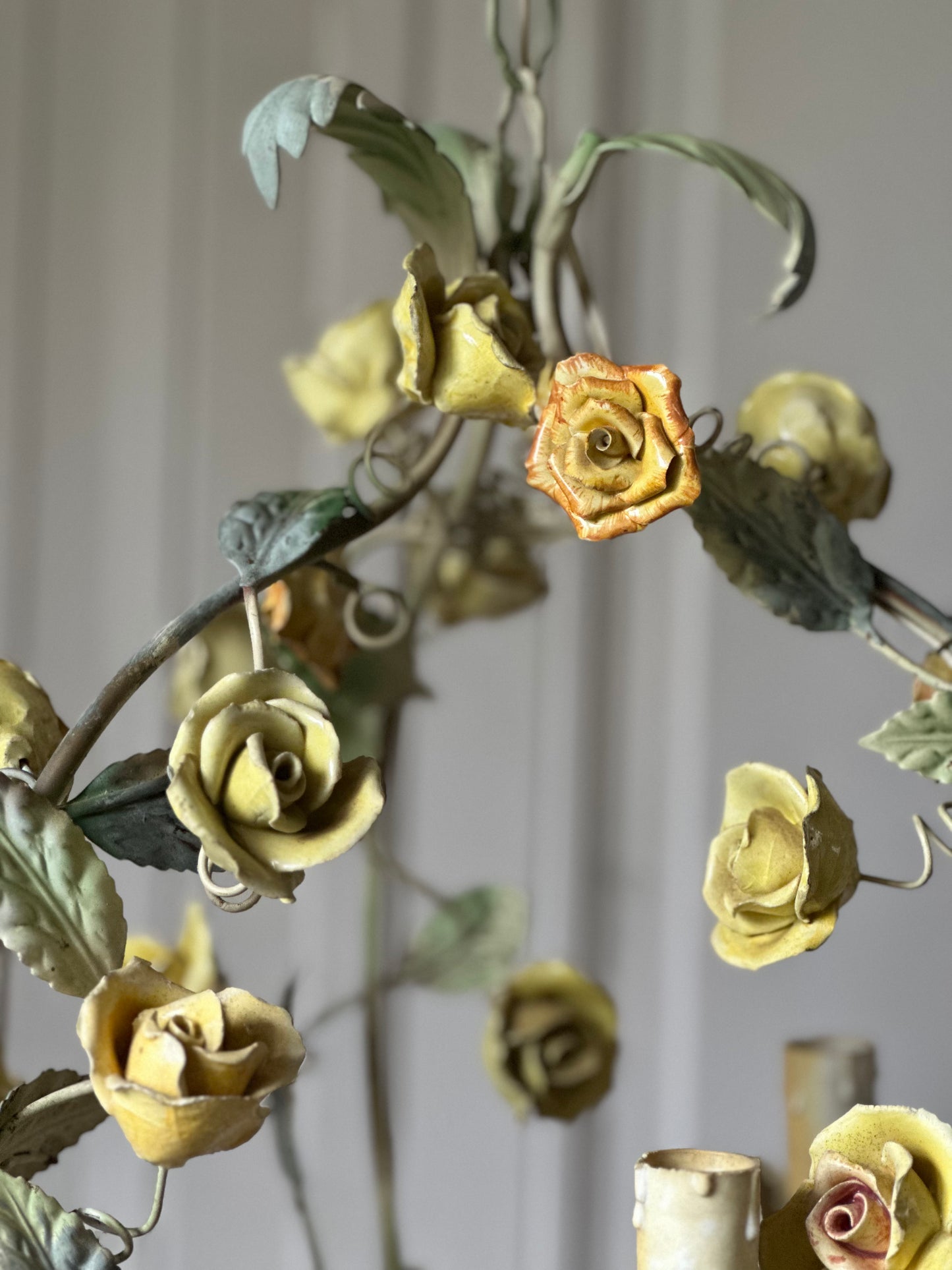 Lustre aux roses jaunes