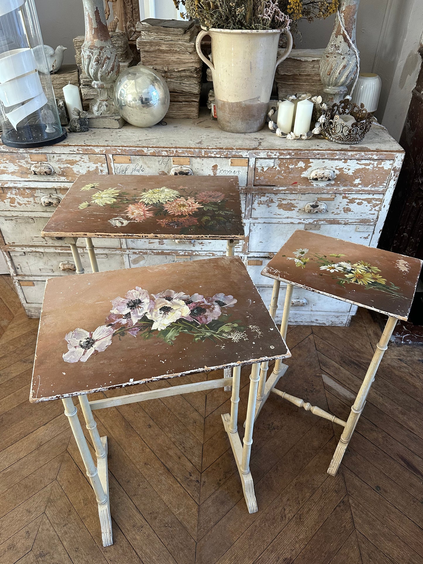 Tables gigognes