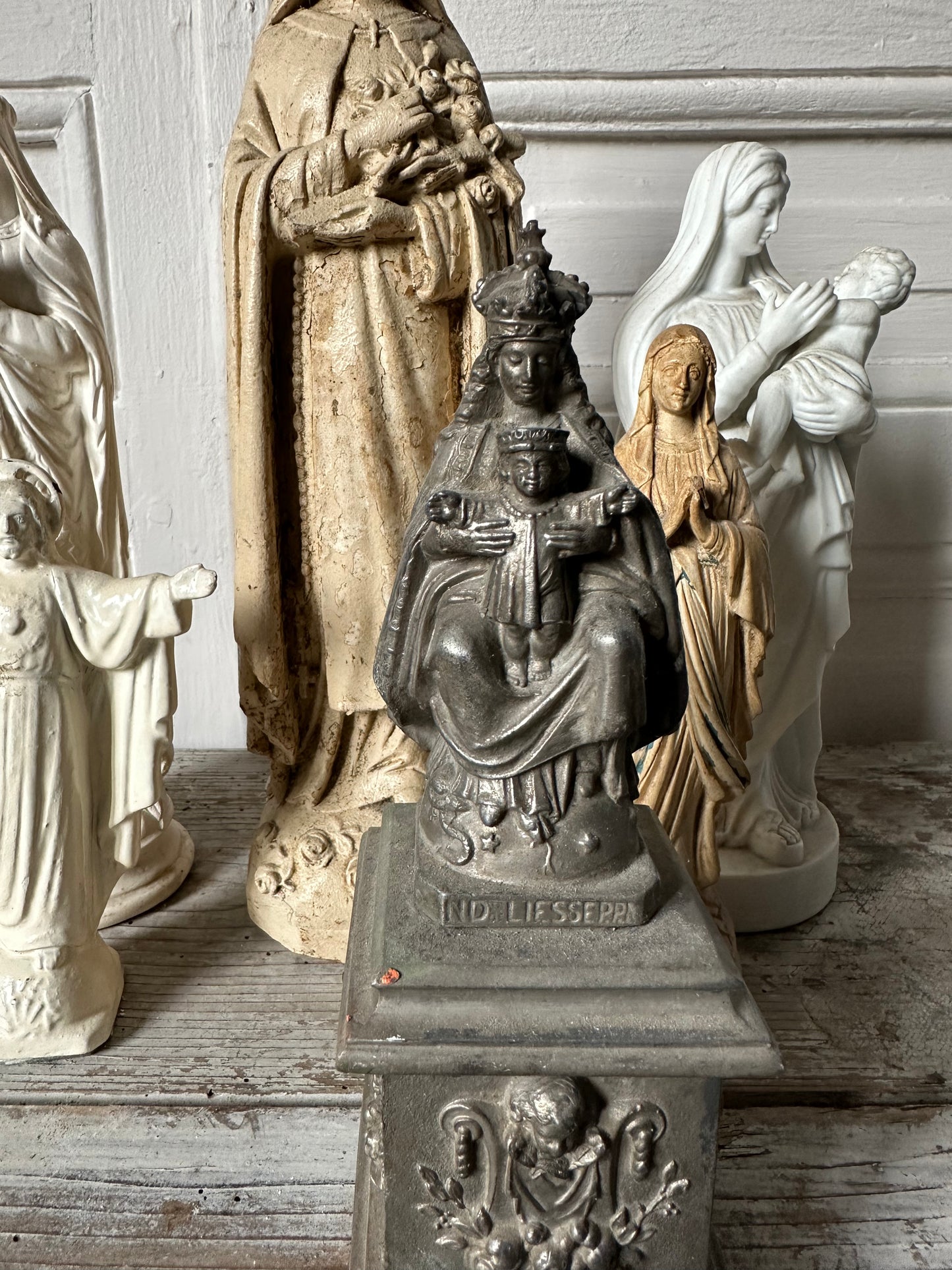 Ensemble de statues religieuses