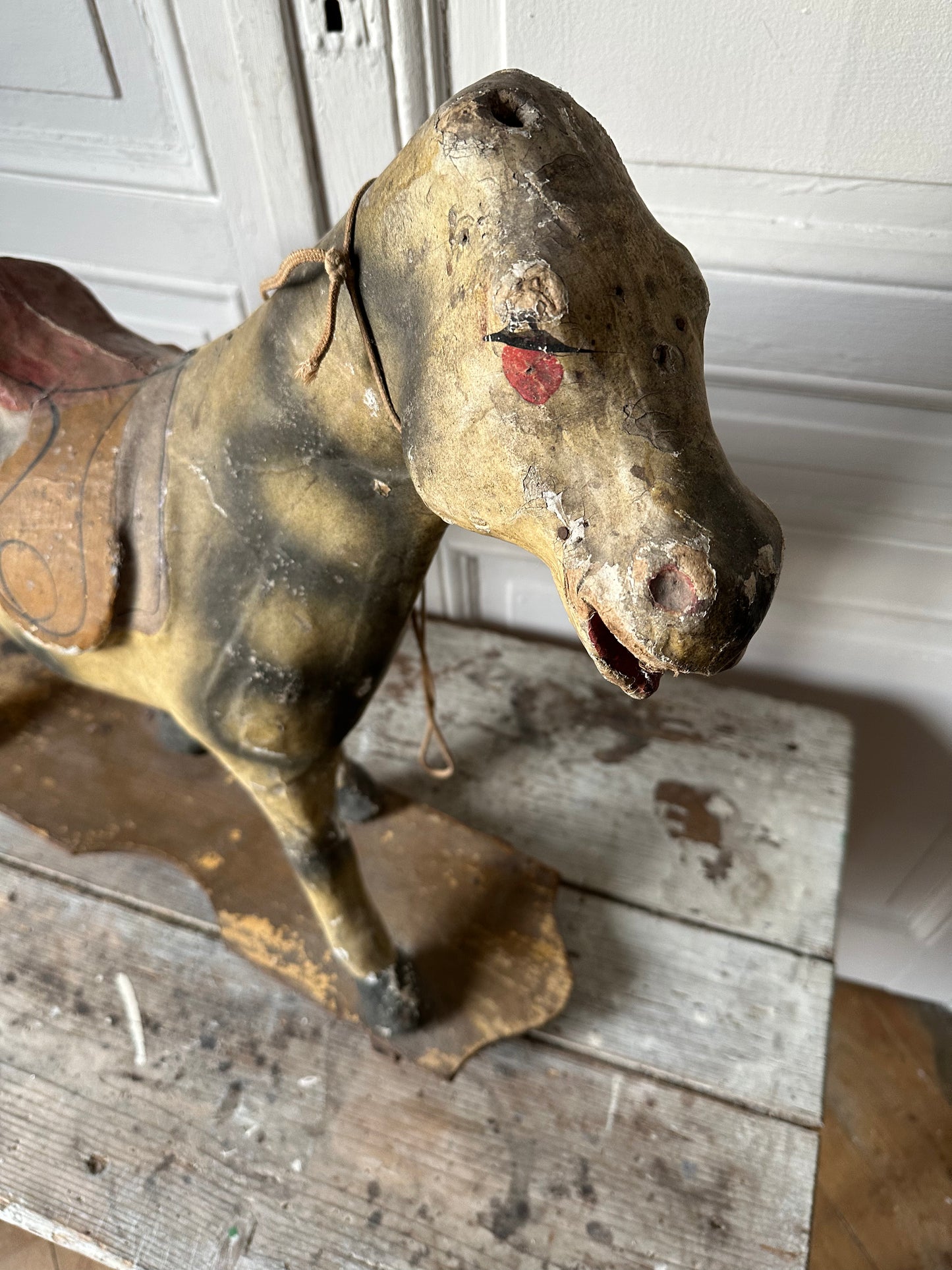 Cheval en papier mâché