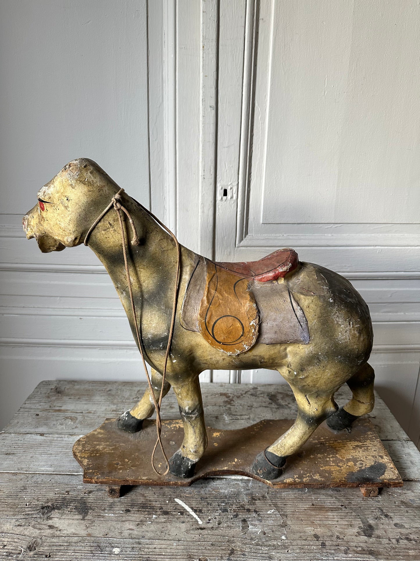 Cheval en papier mâché