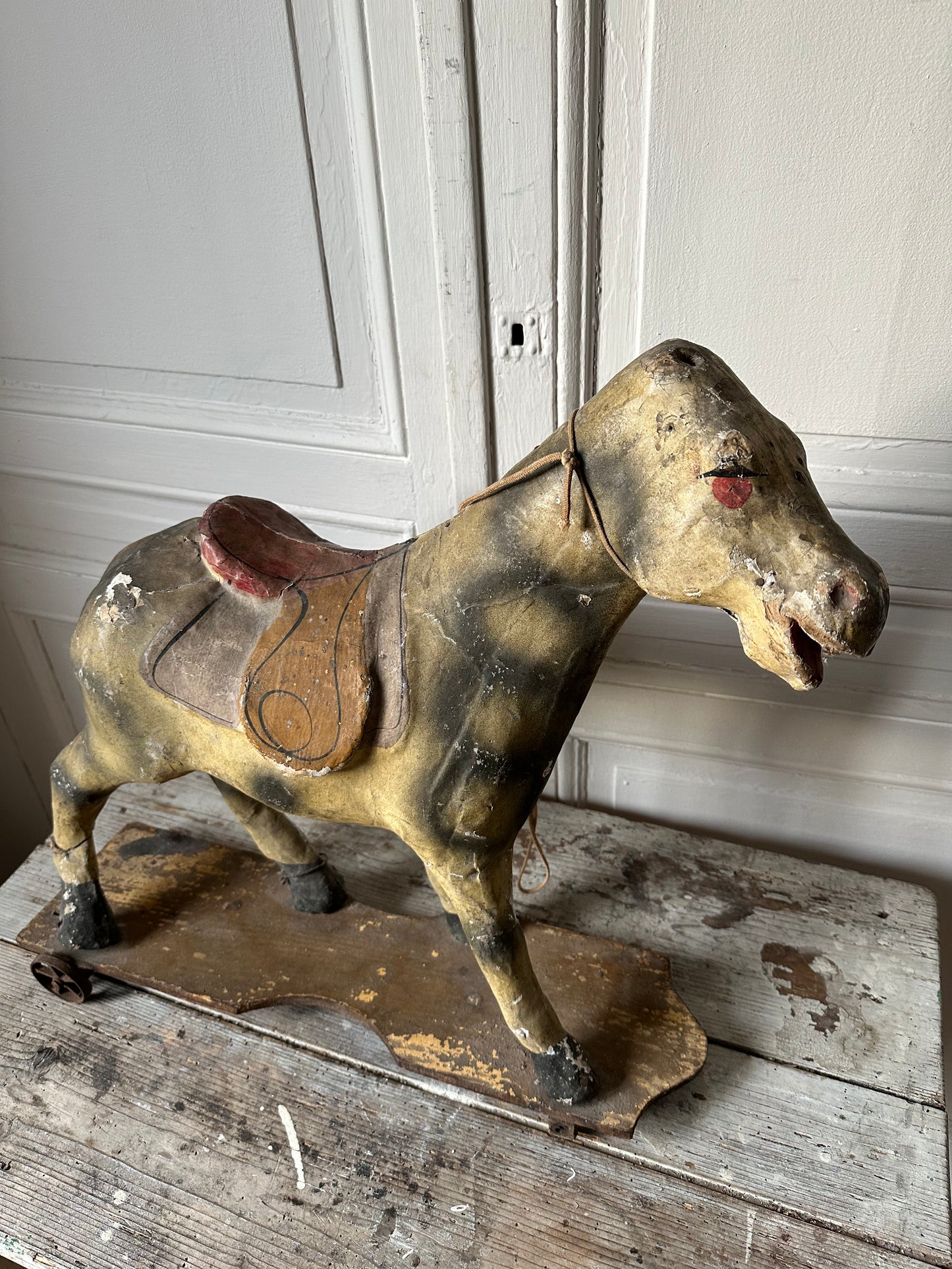 Cheval en papier mâché