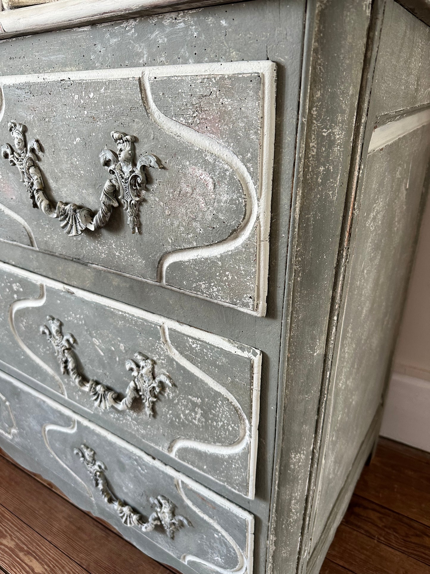 Commode vert de gris
