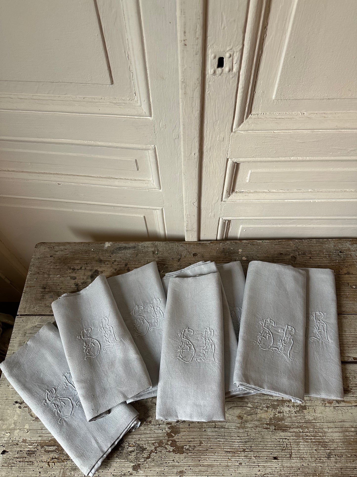 8 serviettes grises