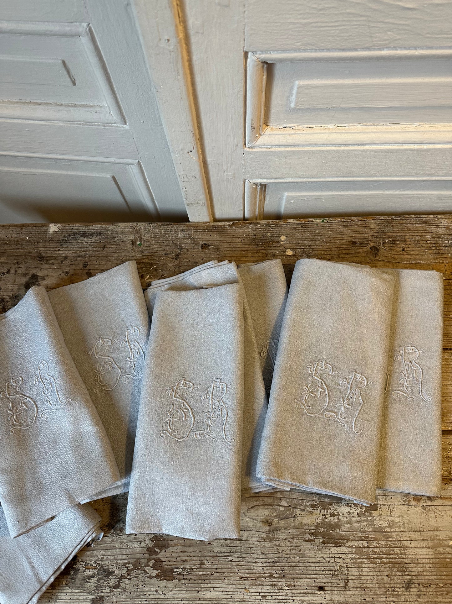 8 serviettes grises