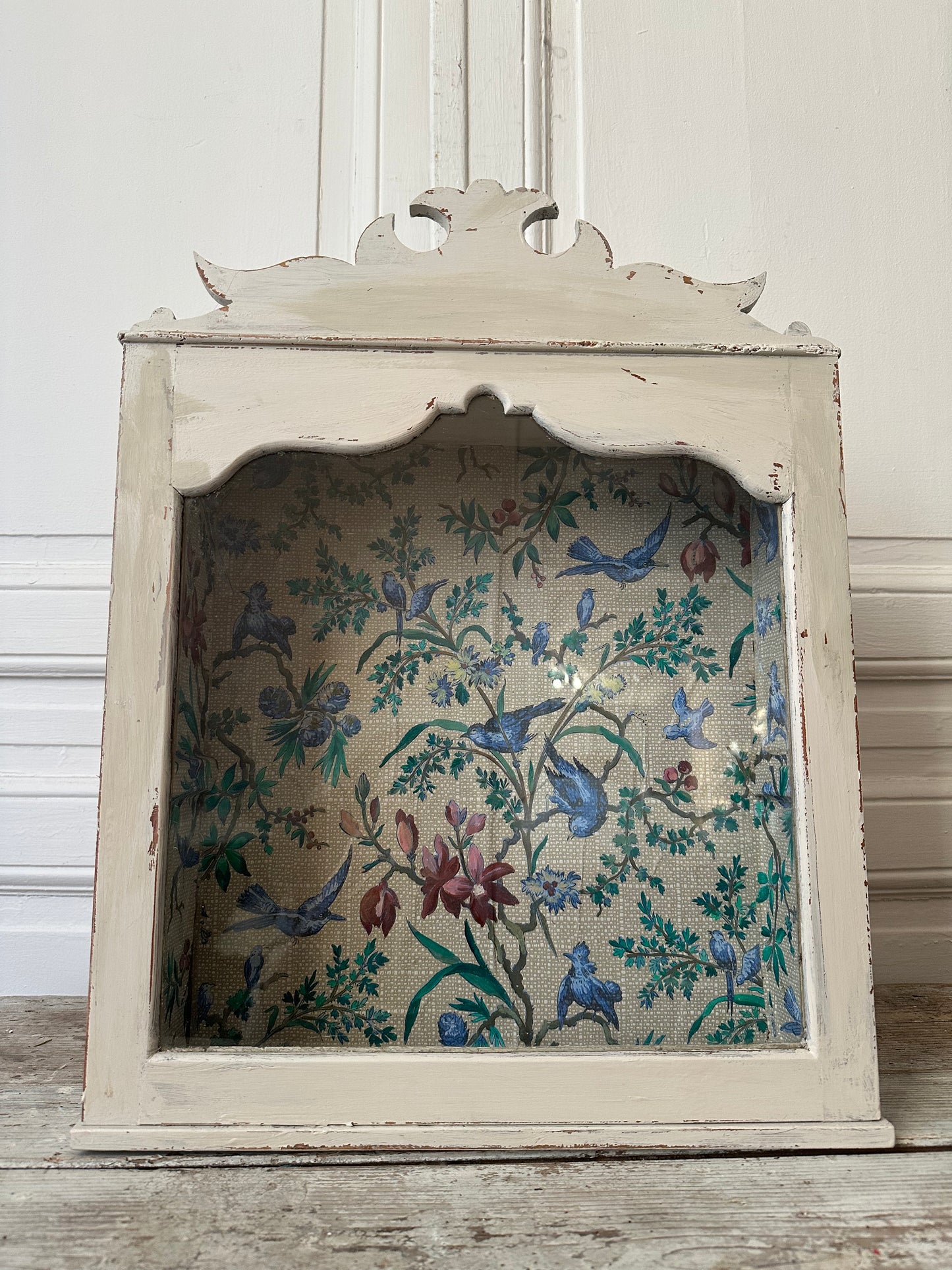 Vitrine aux oiseaux bleus