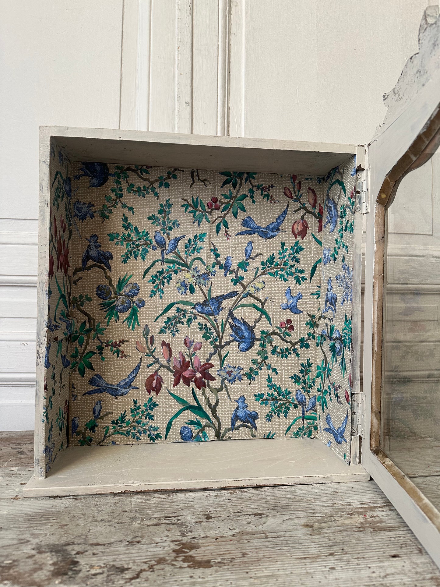 Vitrine aux oiseaux bleus