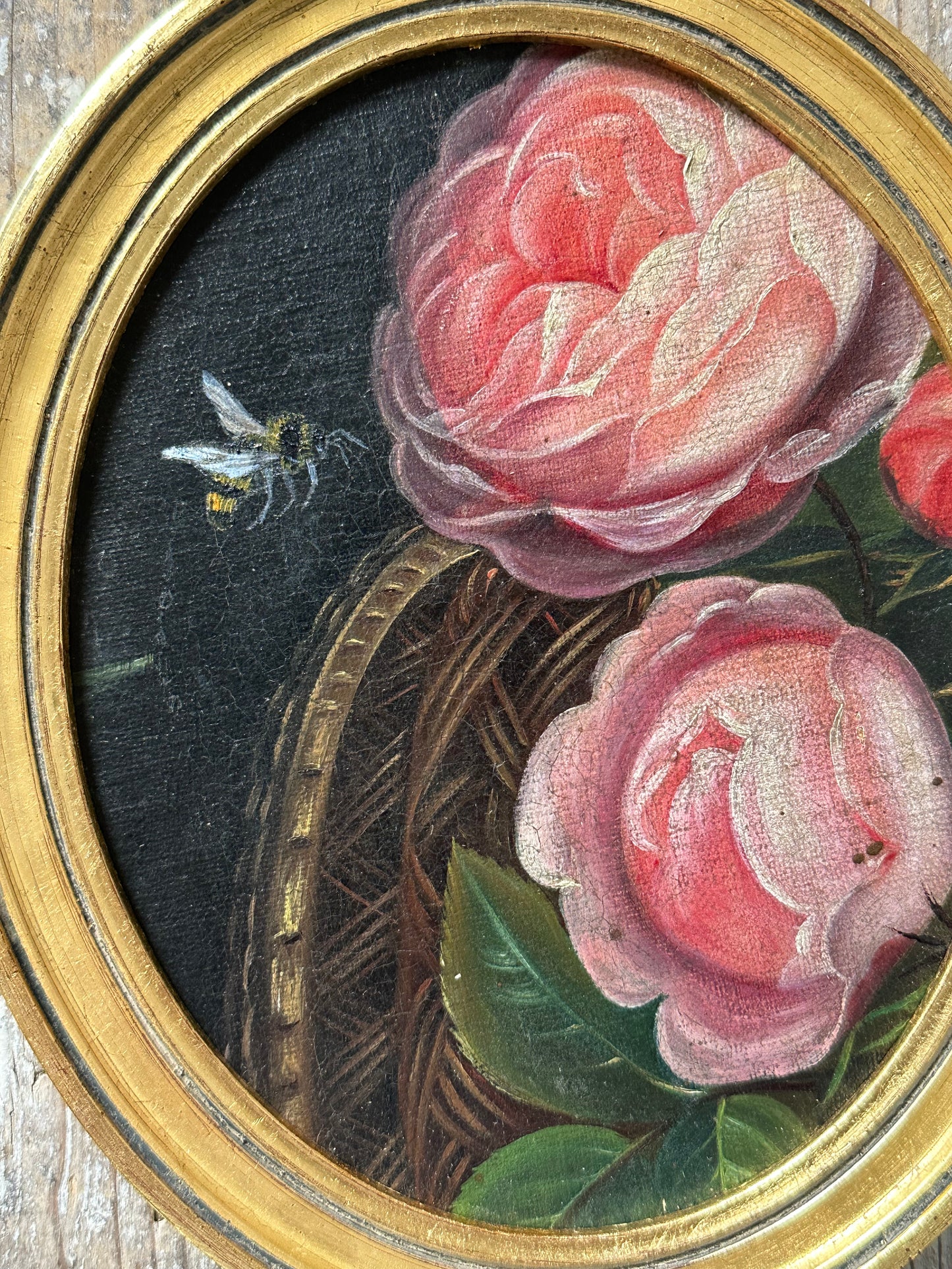L’abeille dans les roses