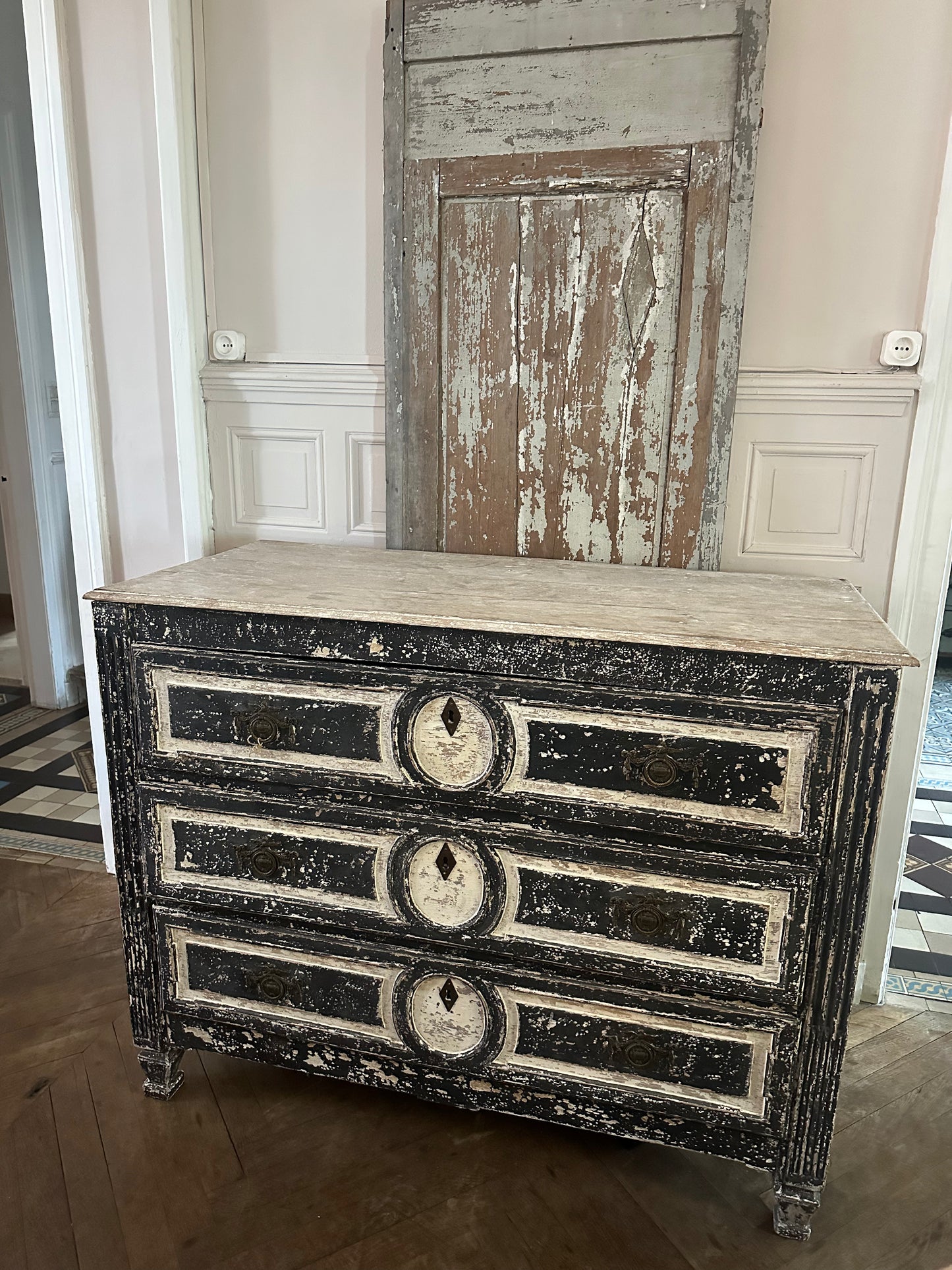 Commode patinée