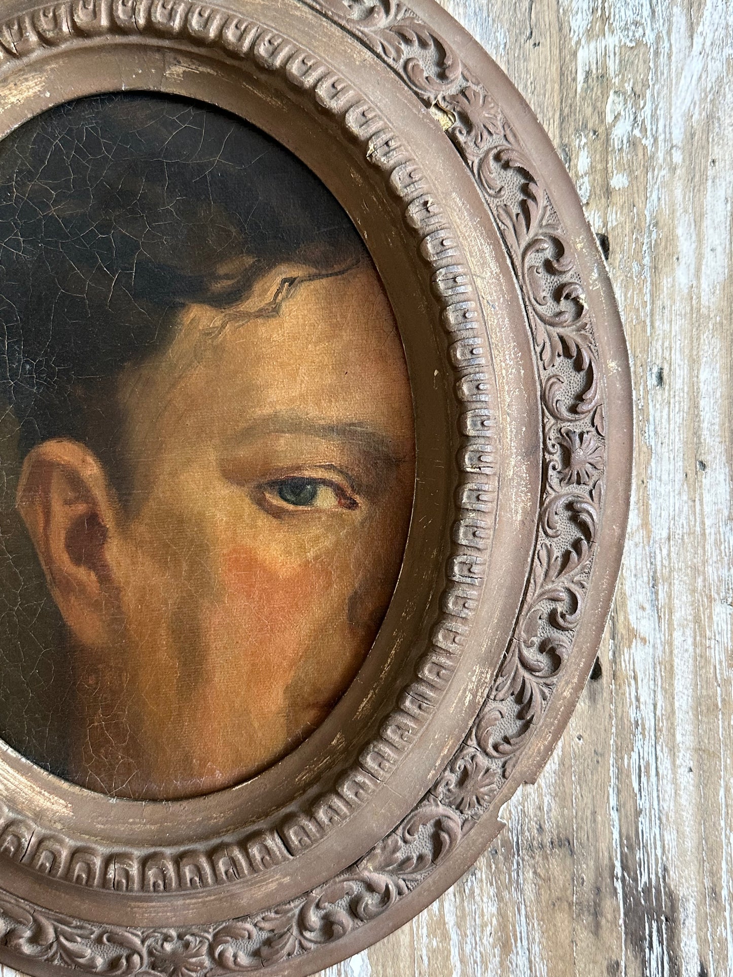 Le visage dans l’ombre