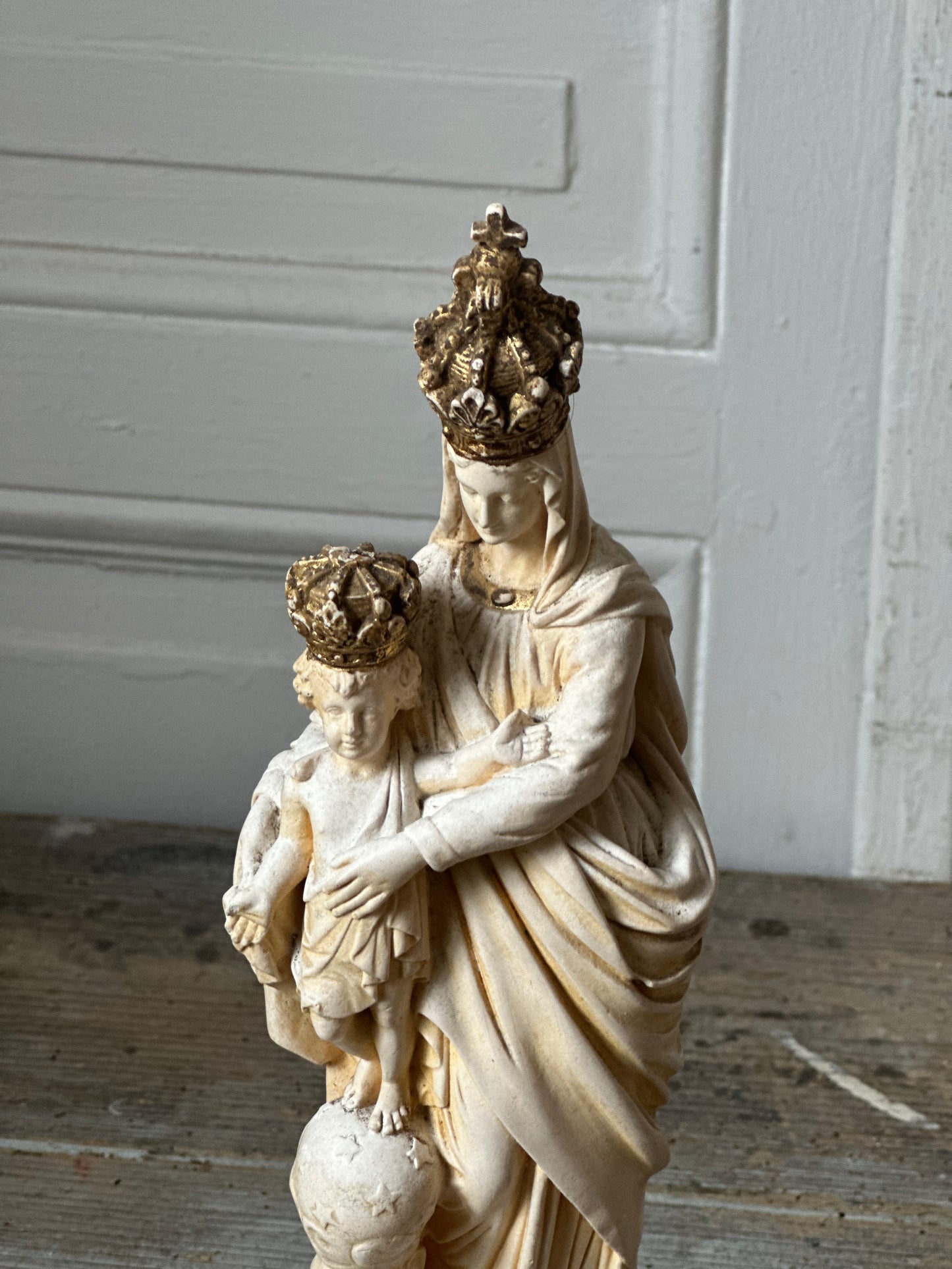 Vierge à l’enfant couronné