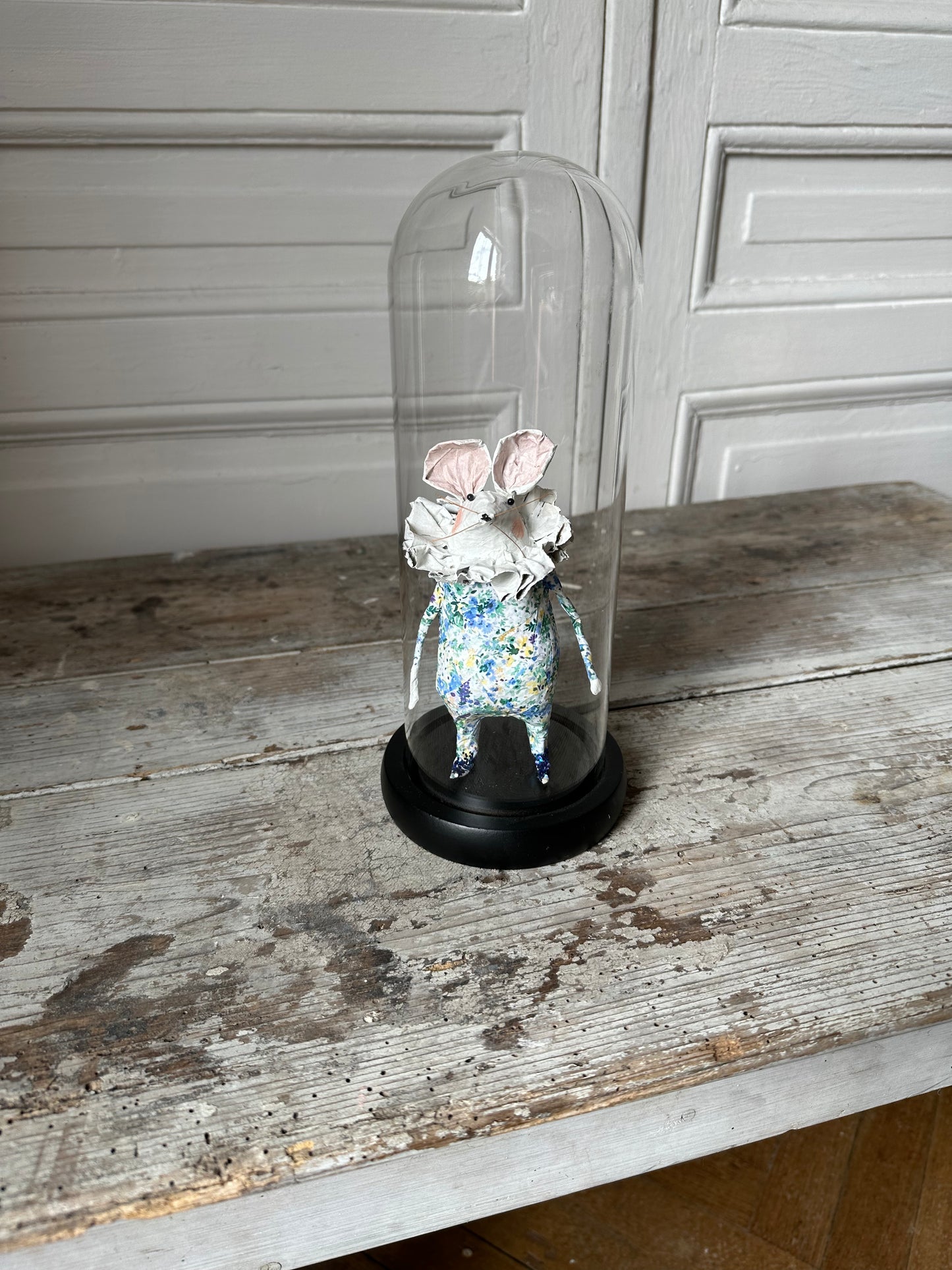 Petite souris sous cloche