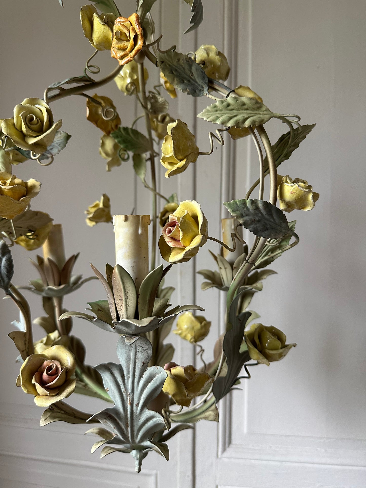 Lustre aux roses jaunes