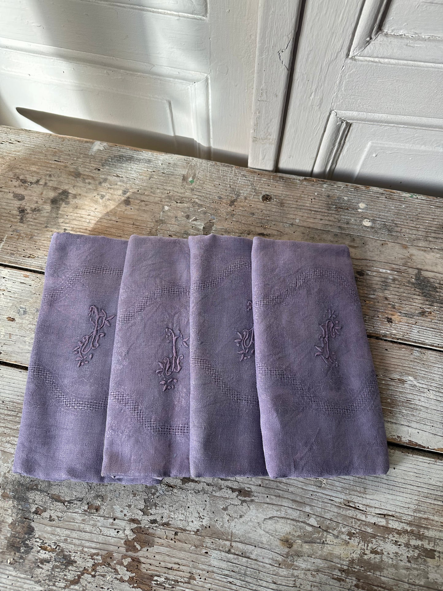 4 serviettes violettes