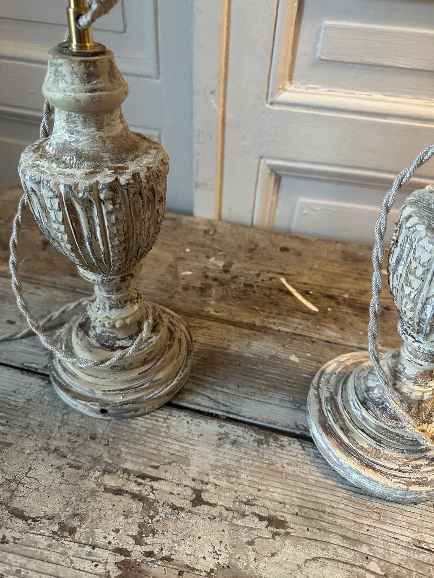 Paire de lampes patinées