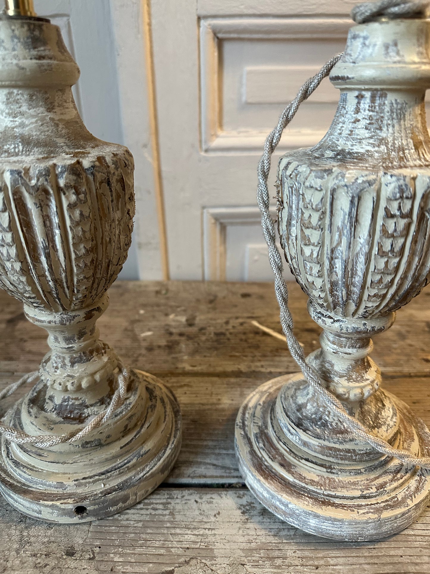 Paire de lampes patinées