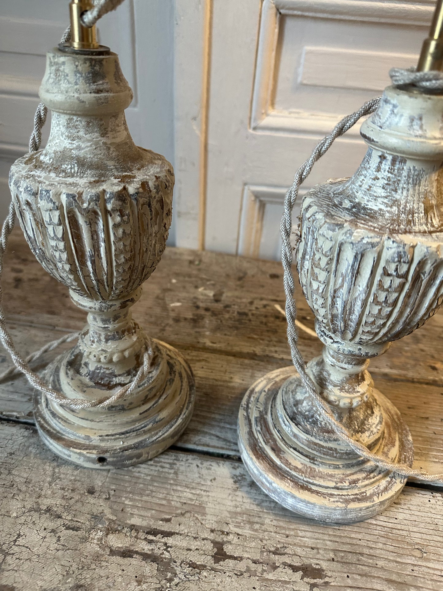 Paire de lampes patinées