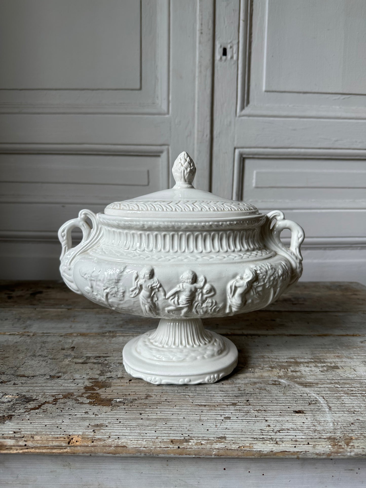 Soupière sculptée