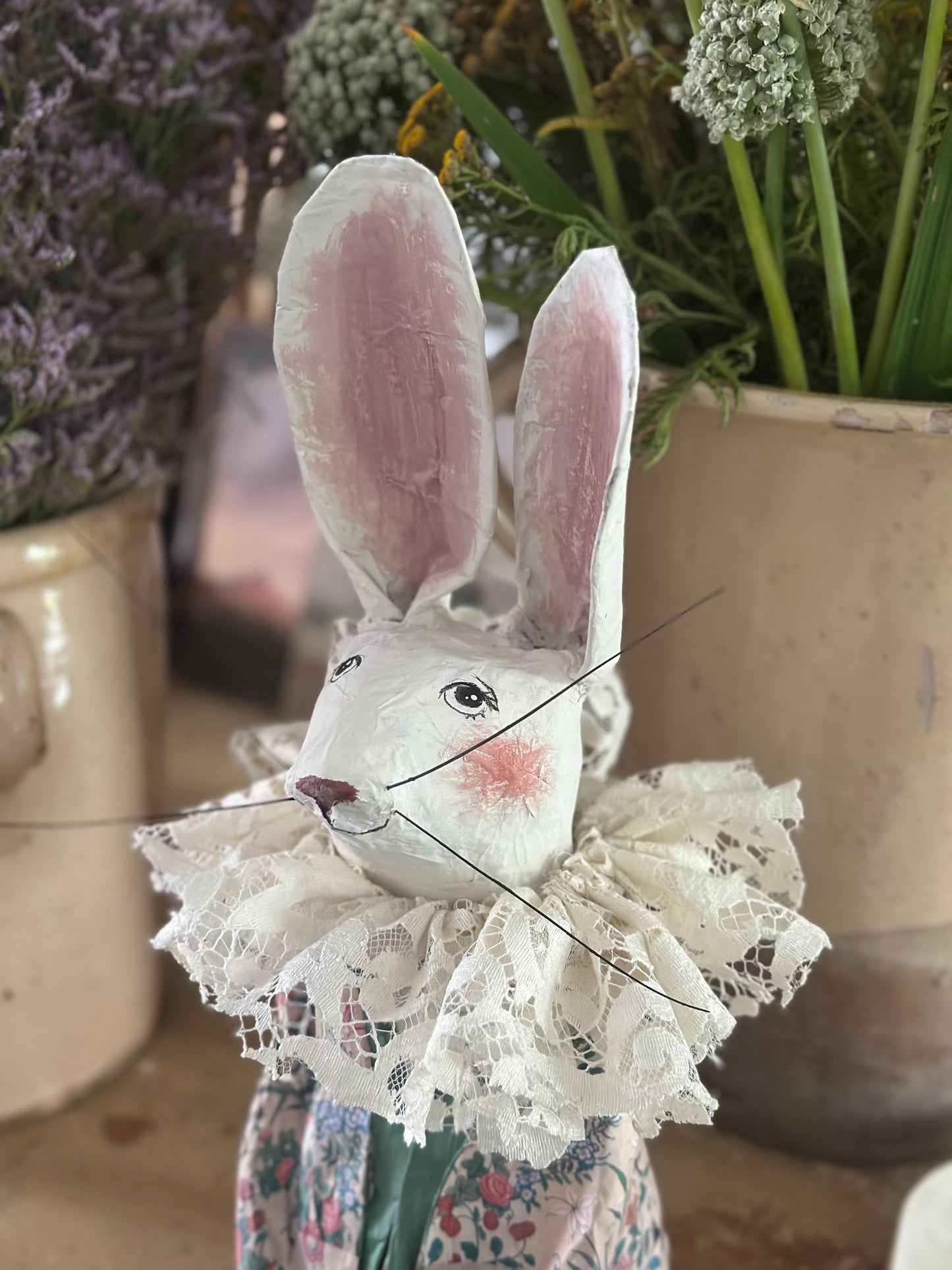 Lapin à la collerette de dentelle