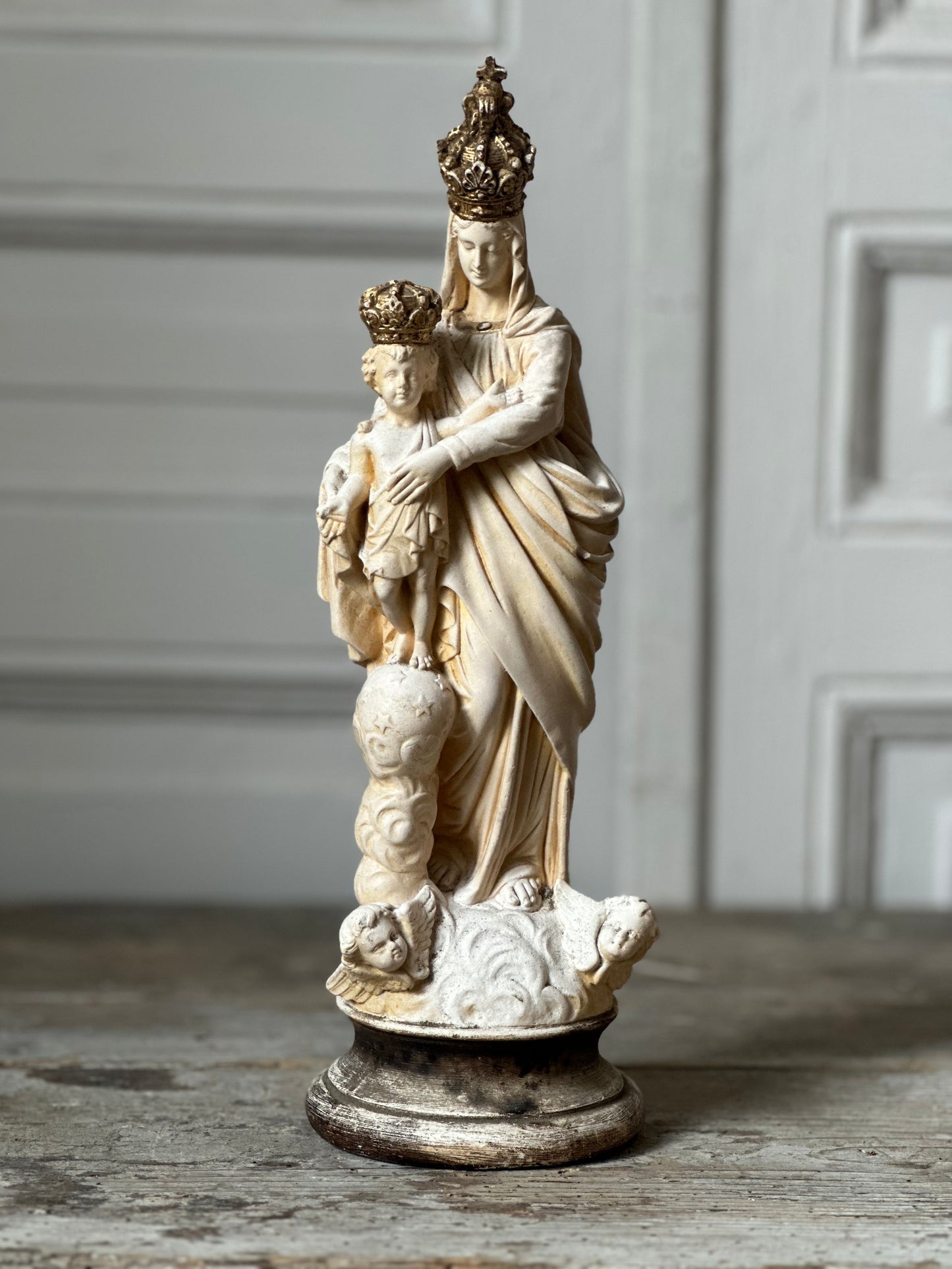 Vierge à l’enfant couronné