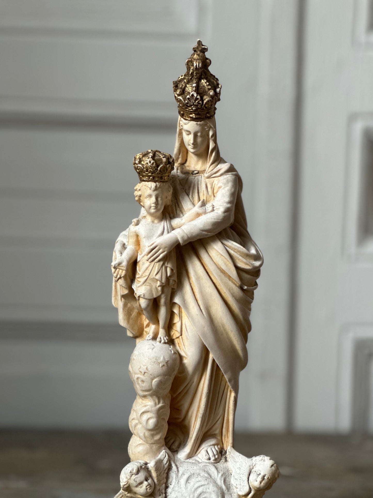 Vierge à l’enfant couronné