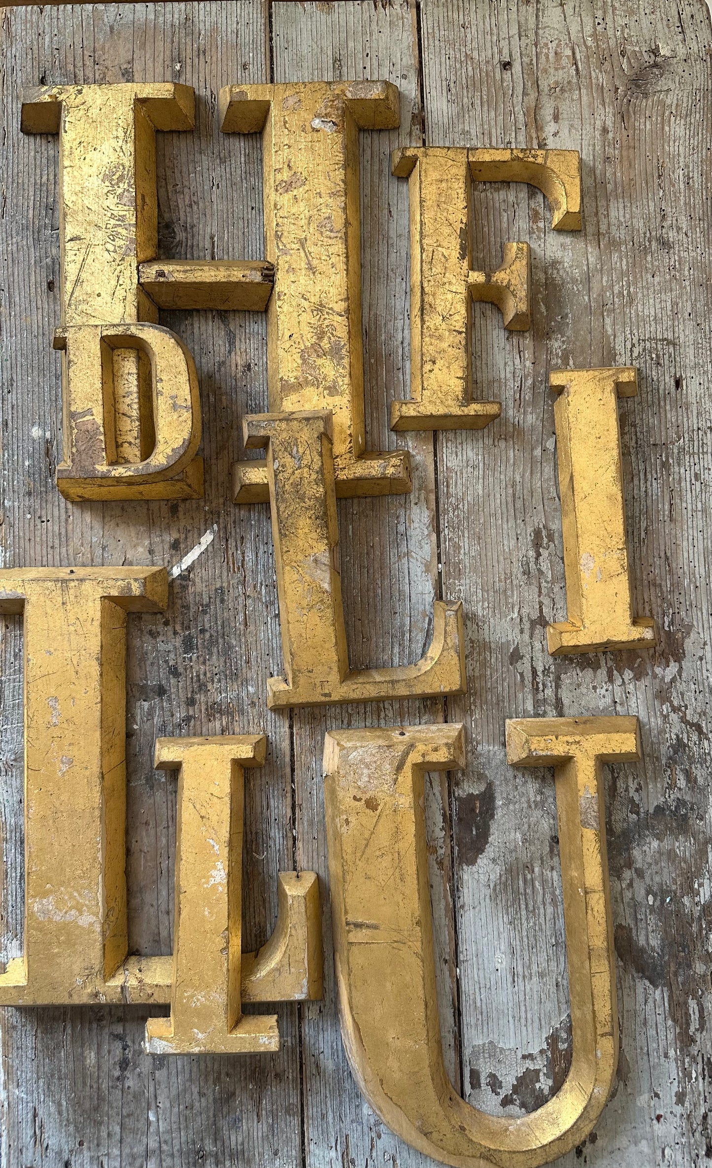 Lettres en bois doré