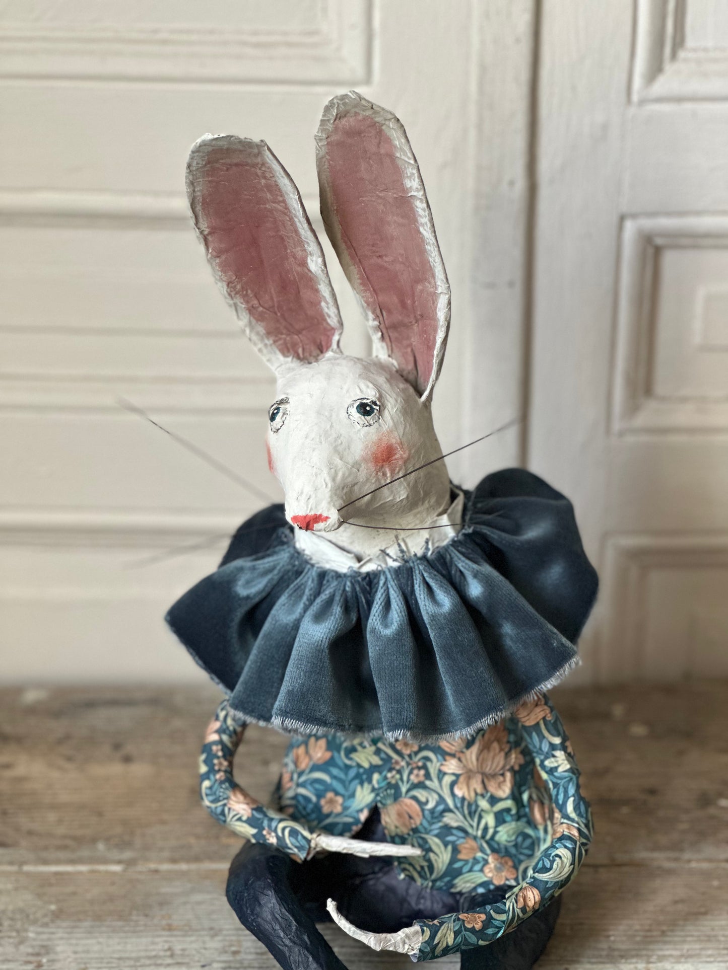 Grand lapin au col de velours