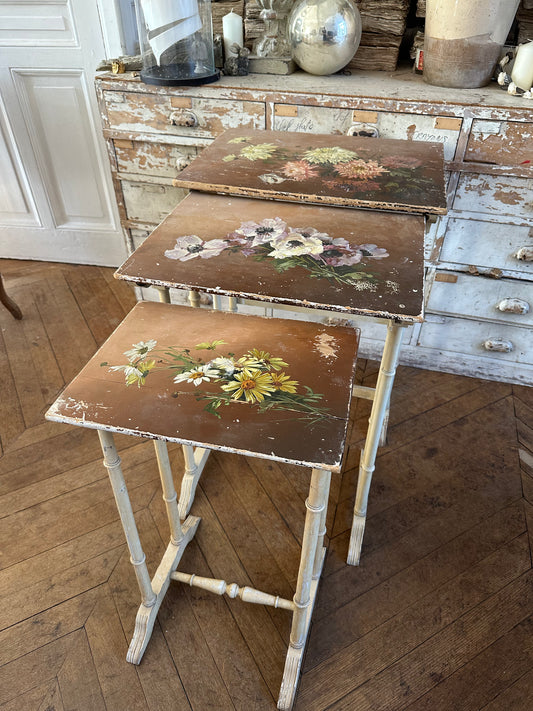 Tables gigognes