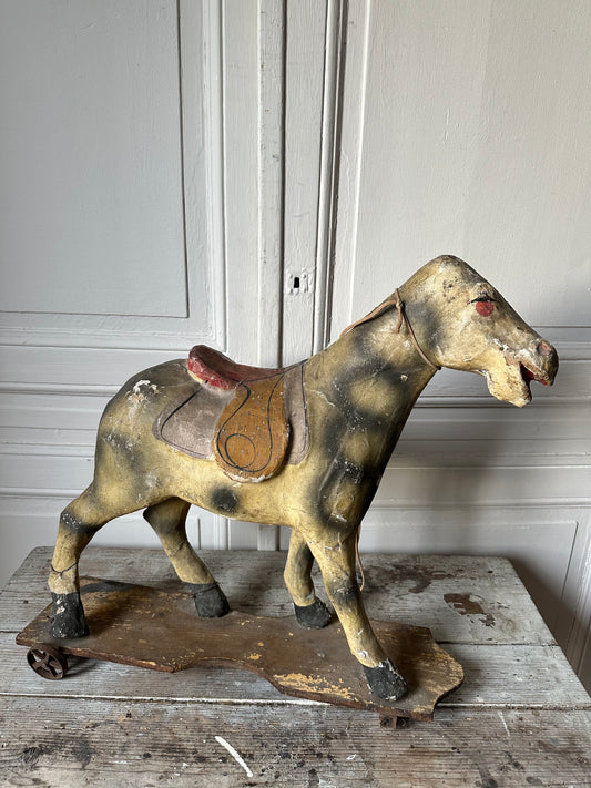 Cheval en papier mâché