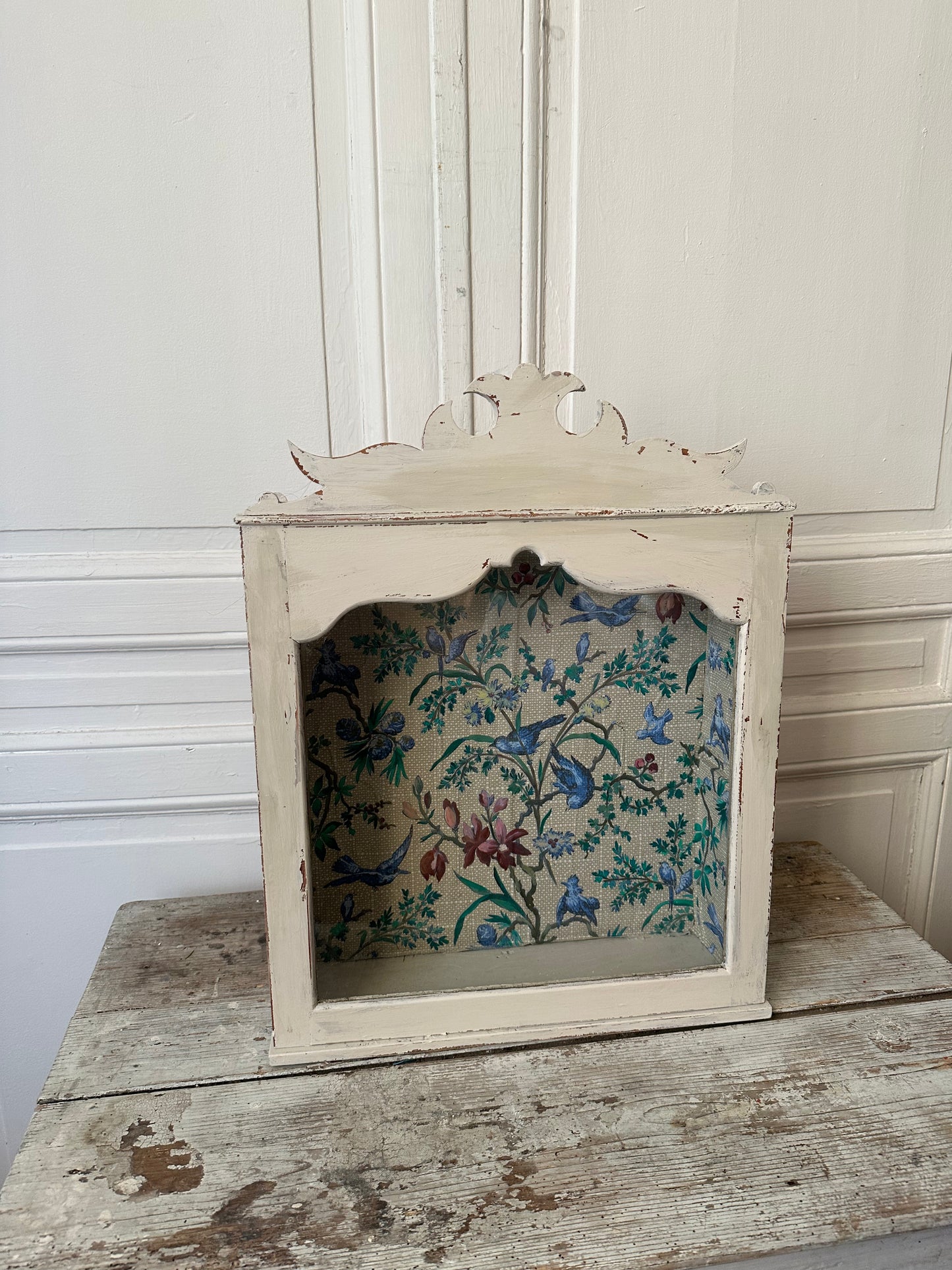 Vitrine aux oiseaux bleus