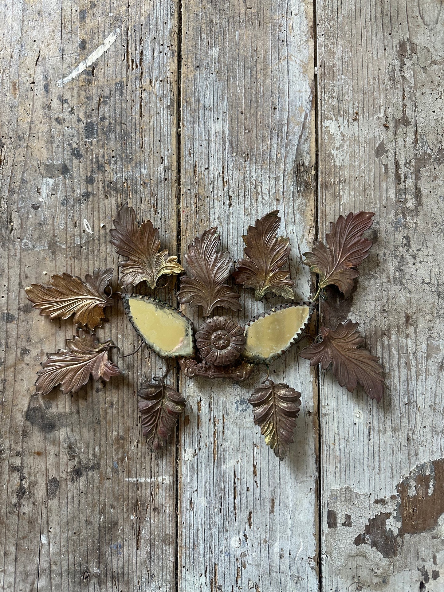 Miroir et feuilles de laiton