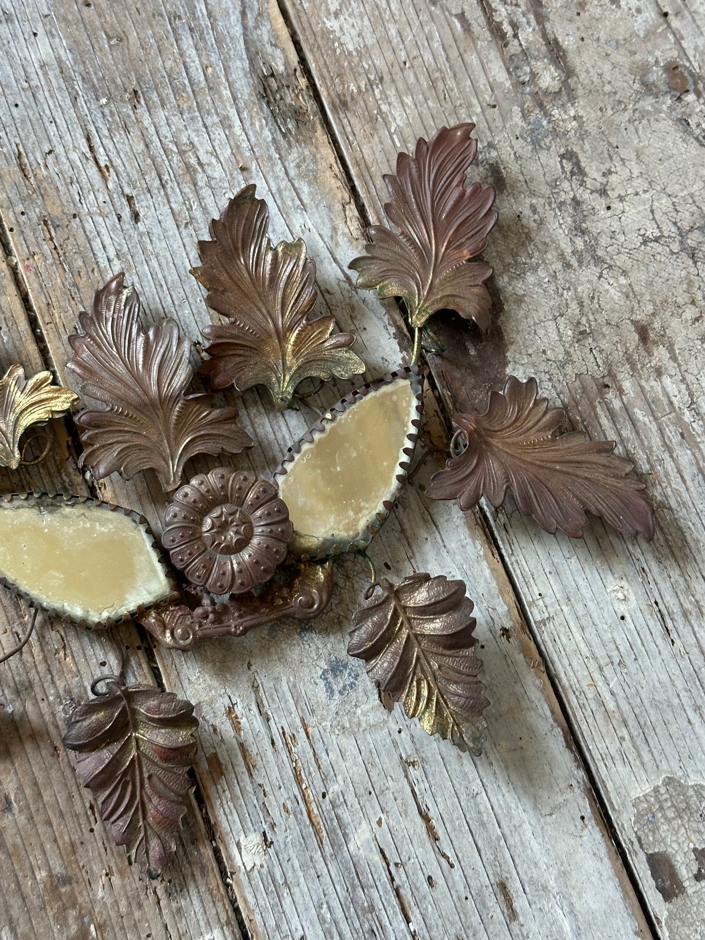 Miroir et feuilles de laiton