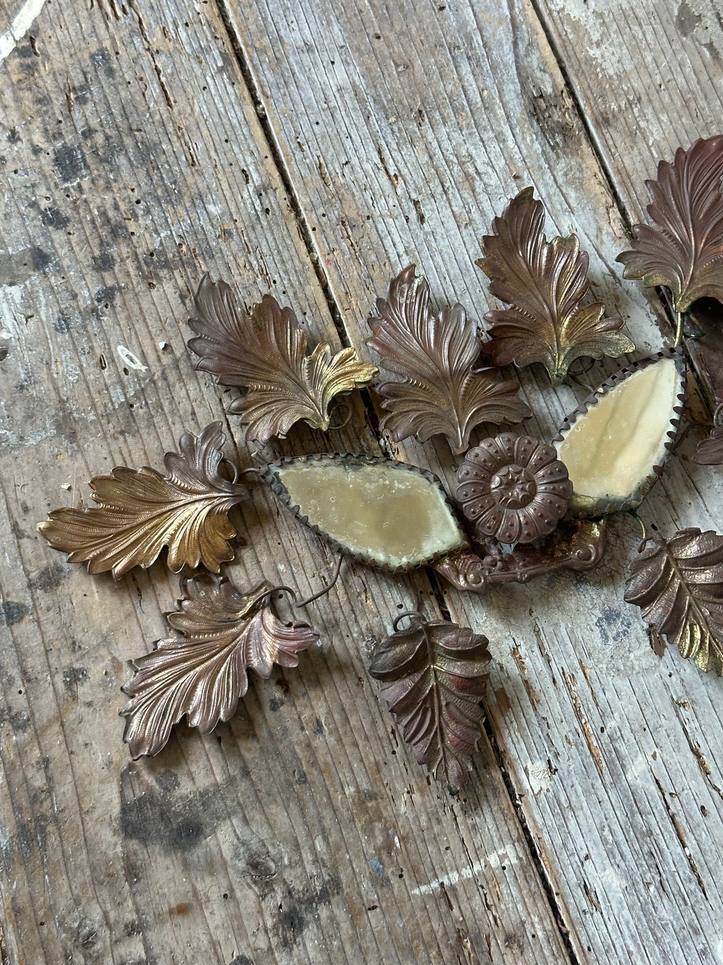 Miroir et feuilles de laiton