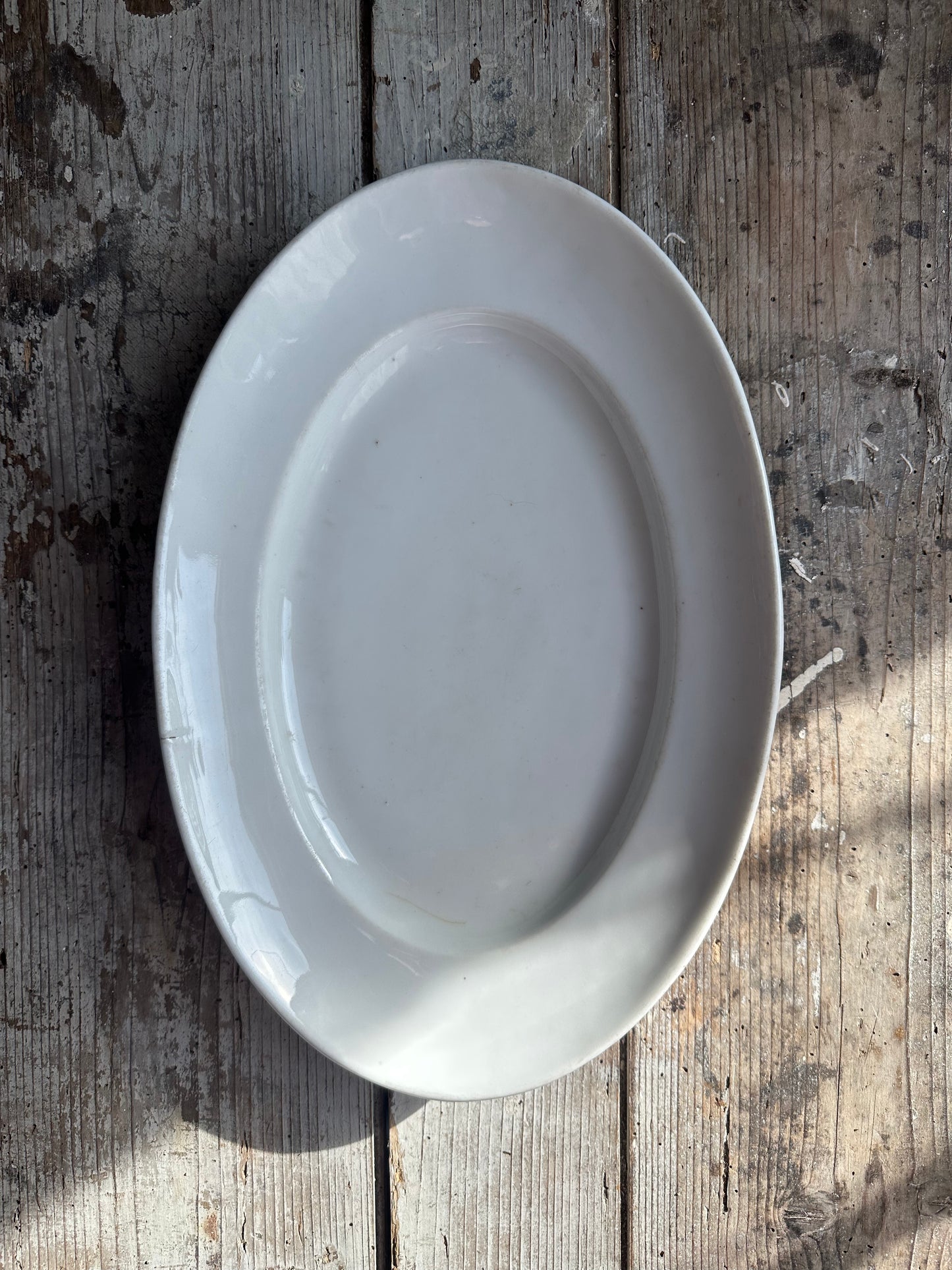 Plat en faïence blanche