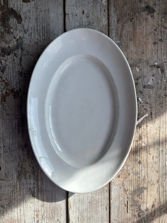 Plat en faïence blanche