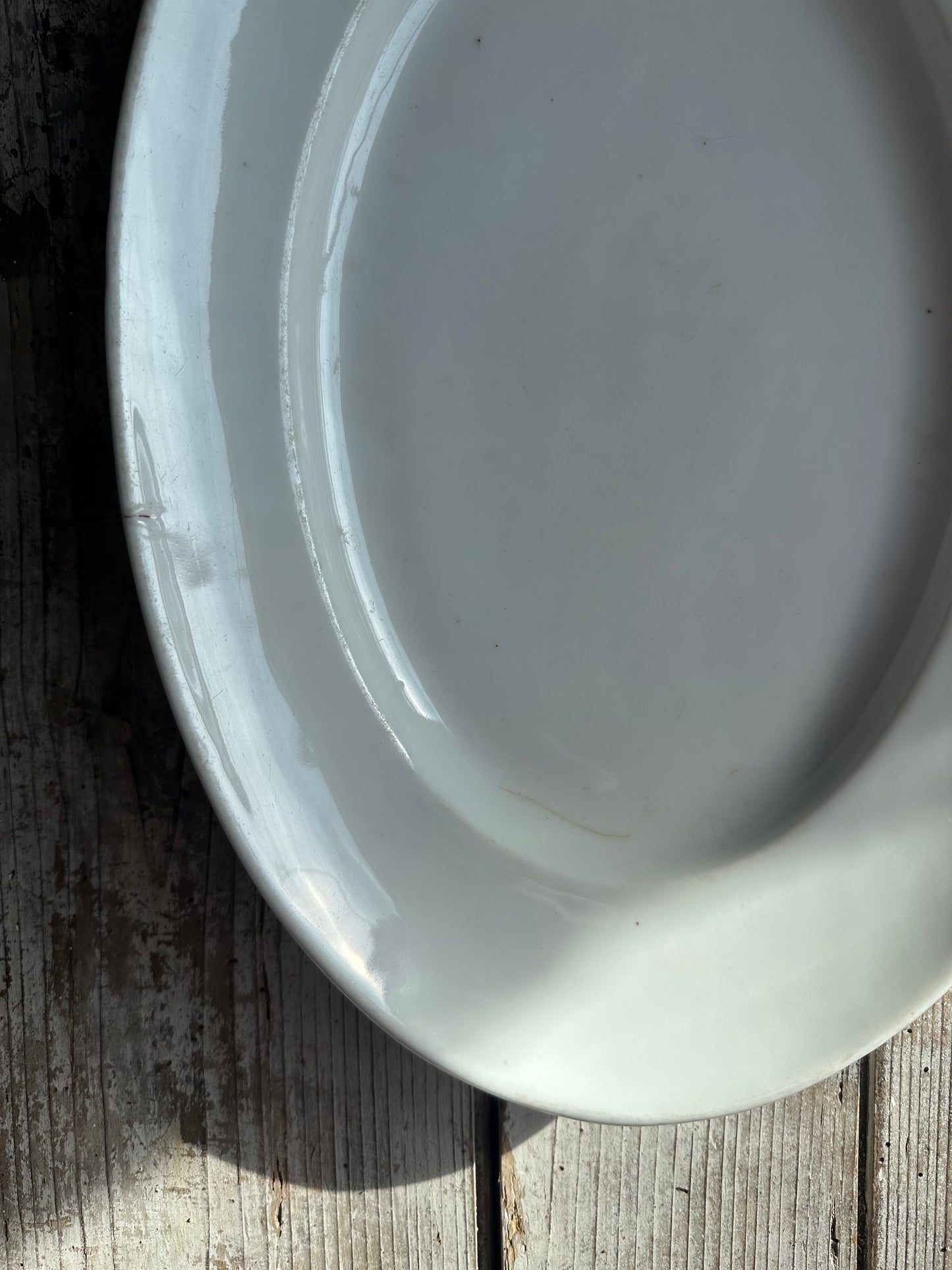 Plat en faïence blanche
