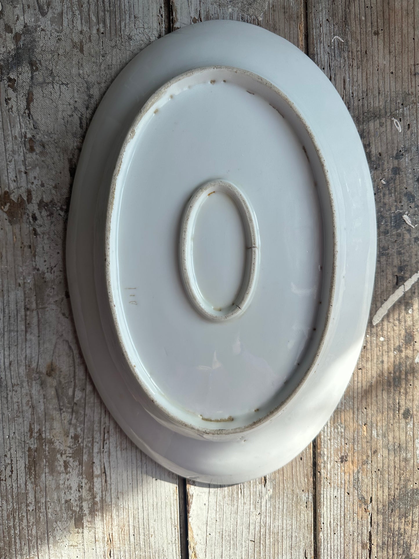 Plat en faïence blanche