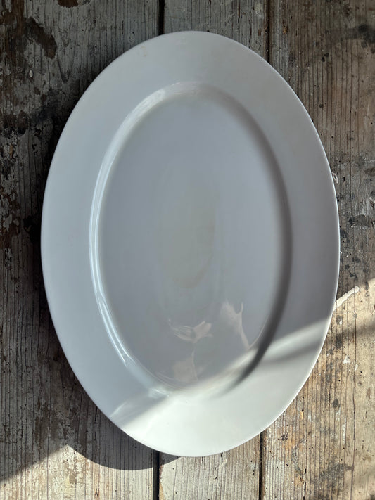 Plat en faïence blanche