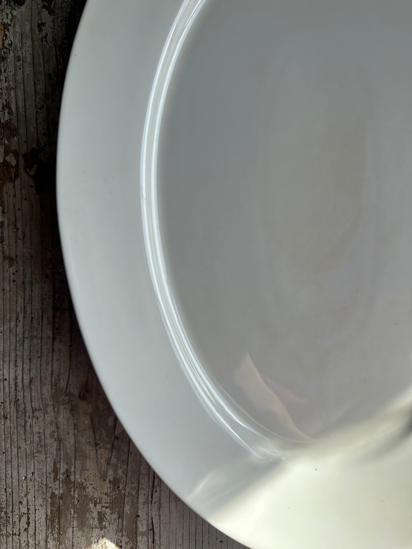 Plat en faïence blanche