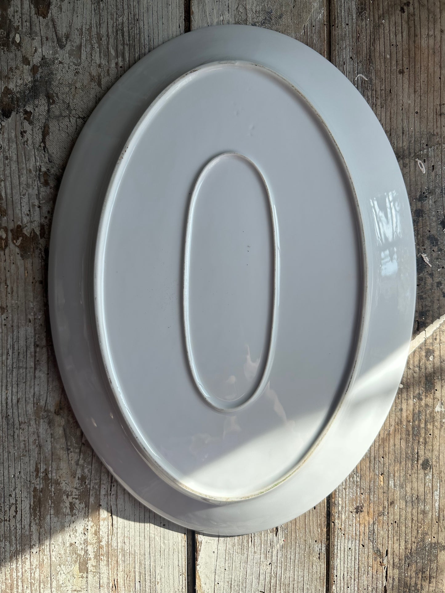 Plat en faïence blanche