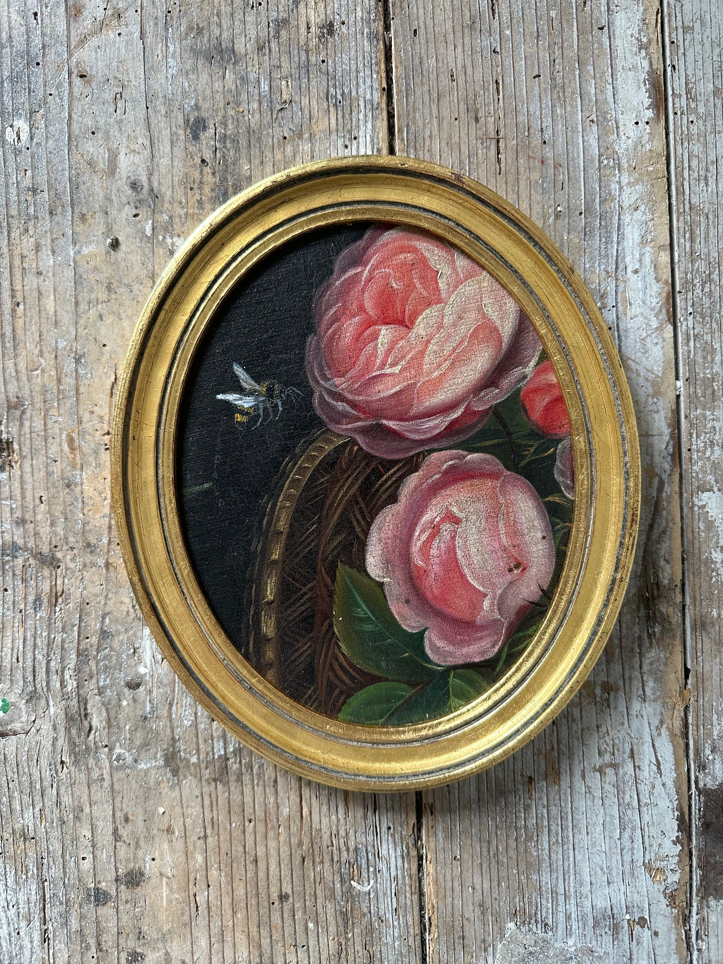 L’abeille dans les roses