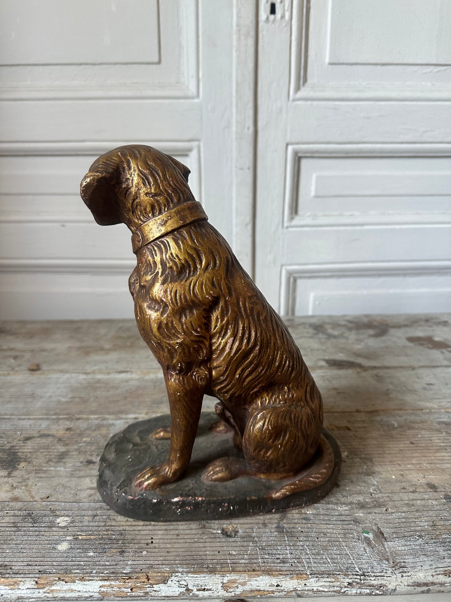 Chien en plâtre