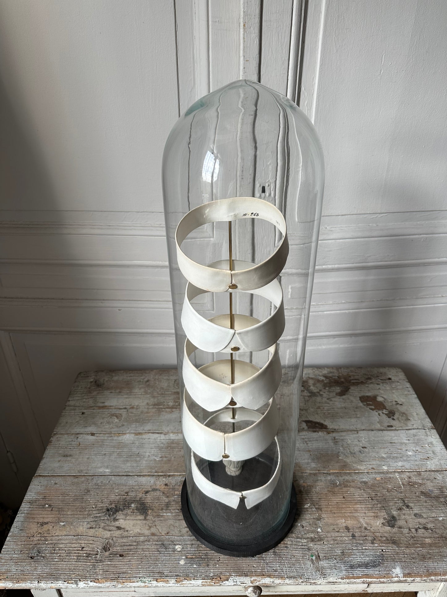 Faux cols sous cloche