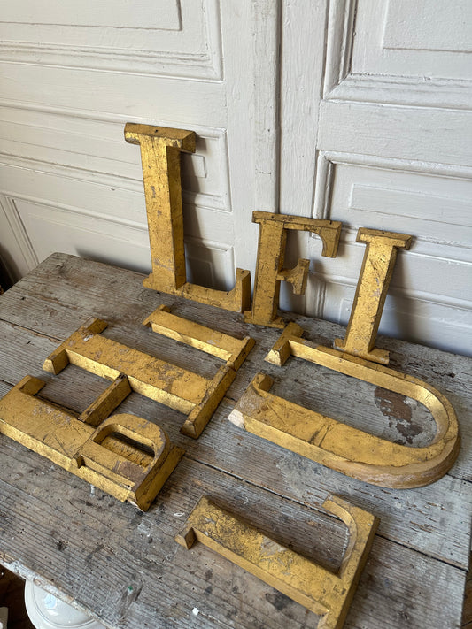 Lettres en bois doré