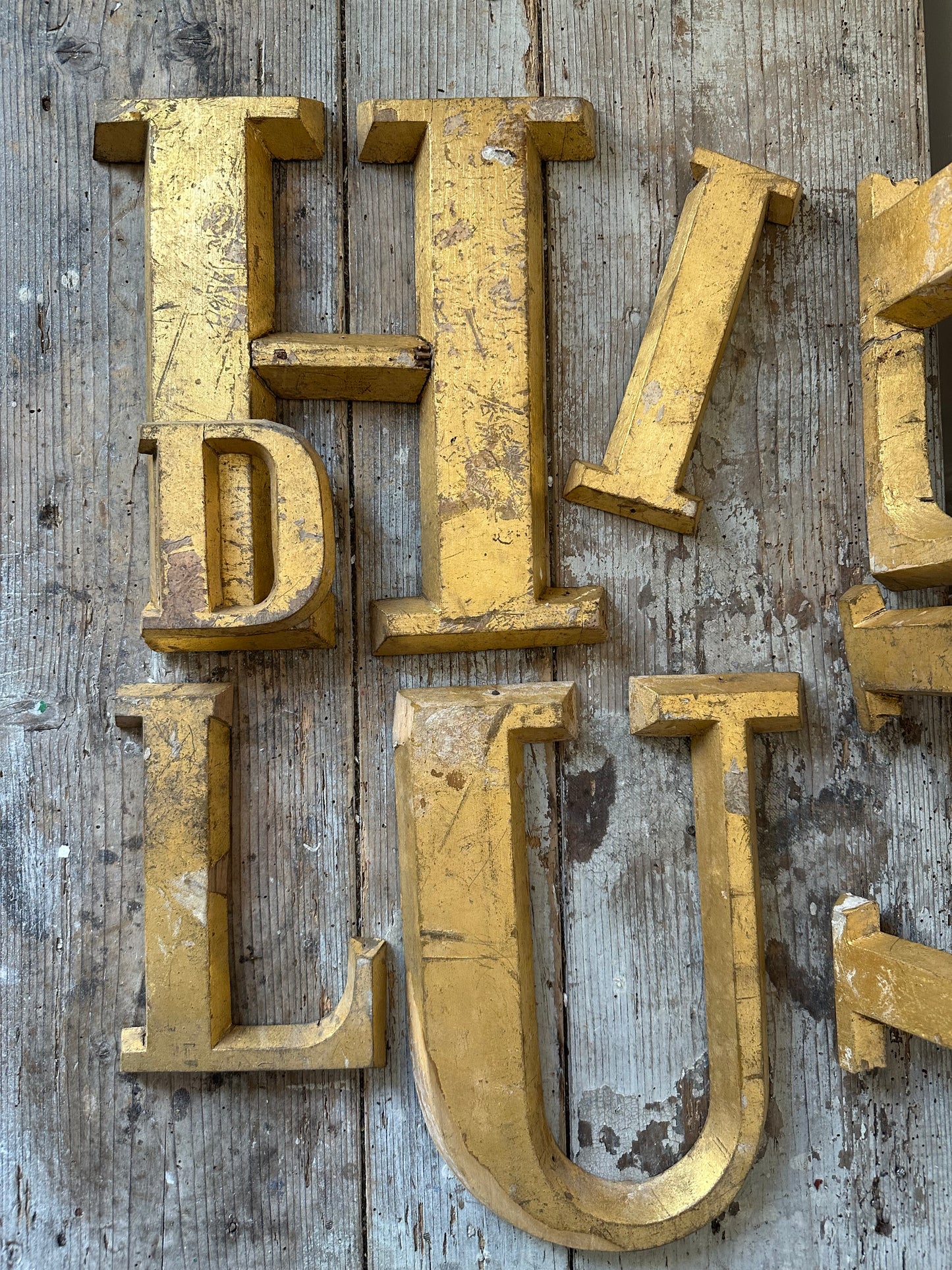 Lettres en bois doré