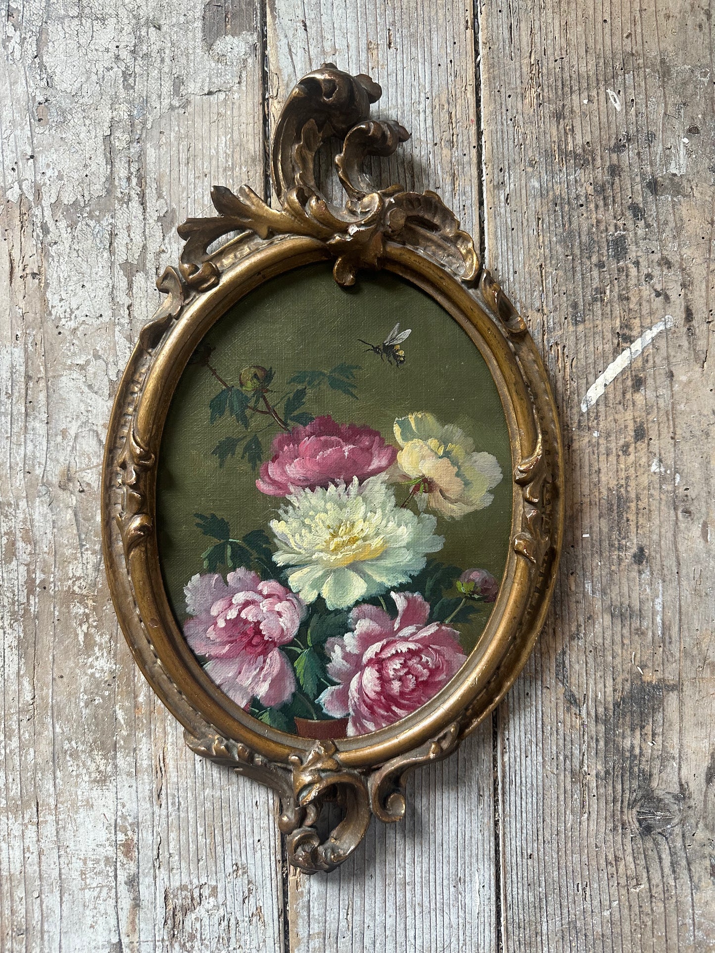 Le bourdon dans les pivoines