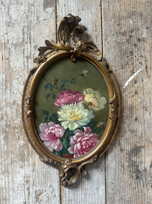 Le bourdon dans les pivoines