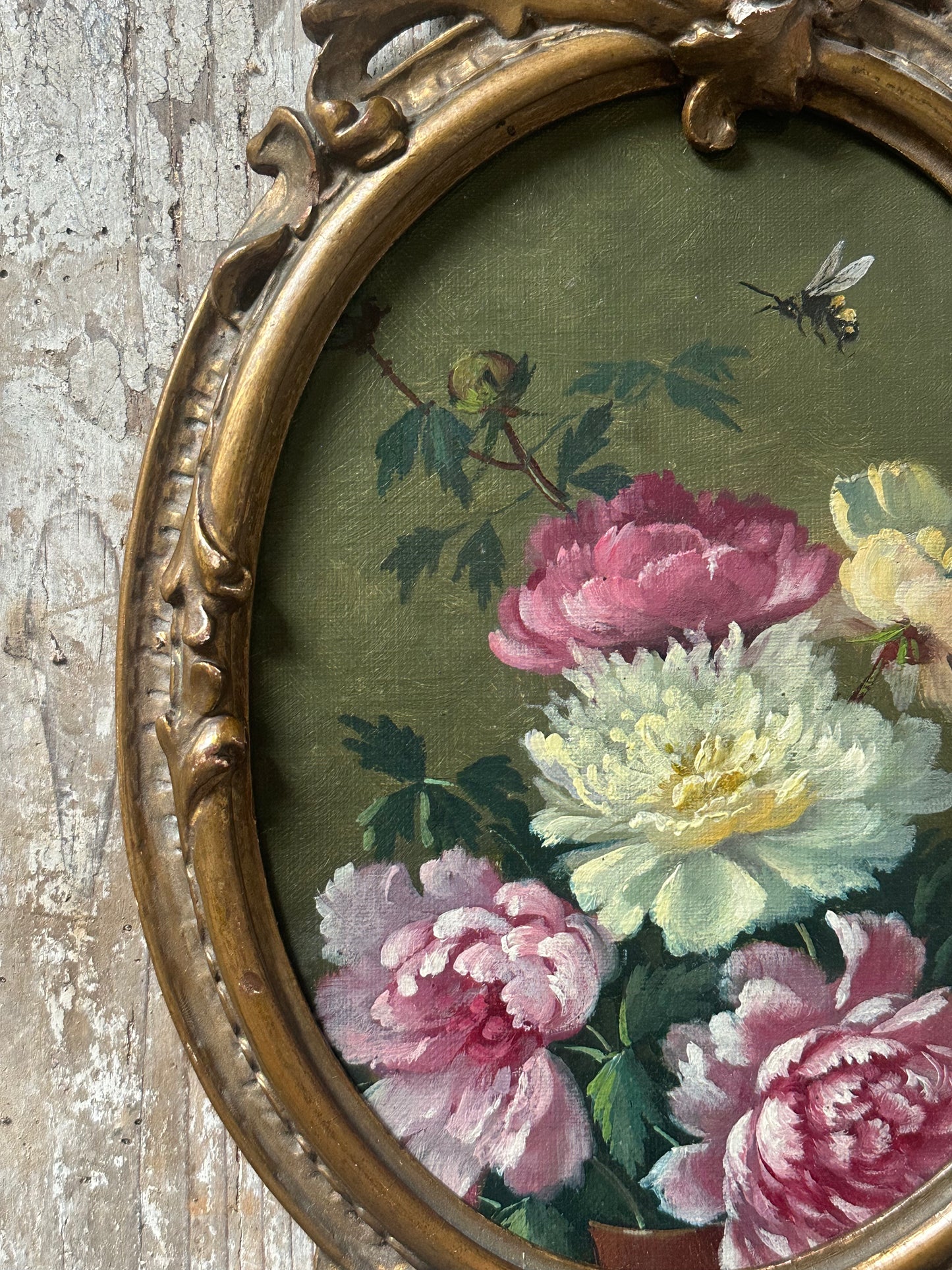 Le bourdon dans les pivoines