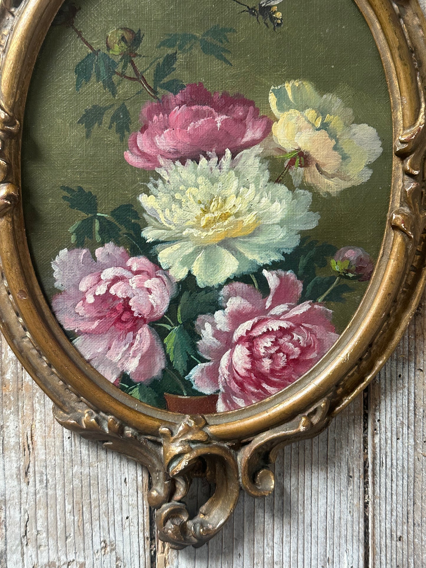 Le bourdon dans les pivoines